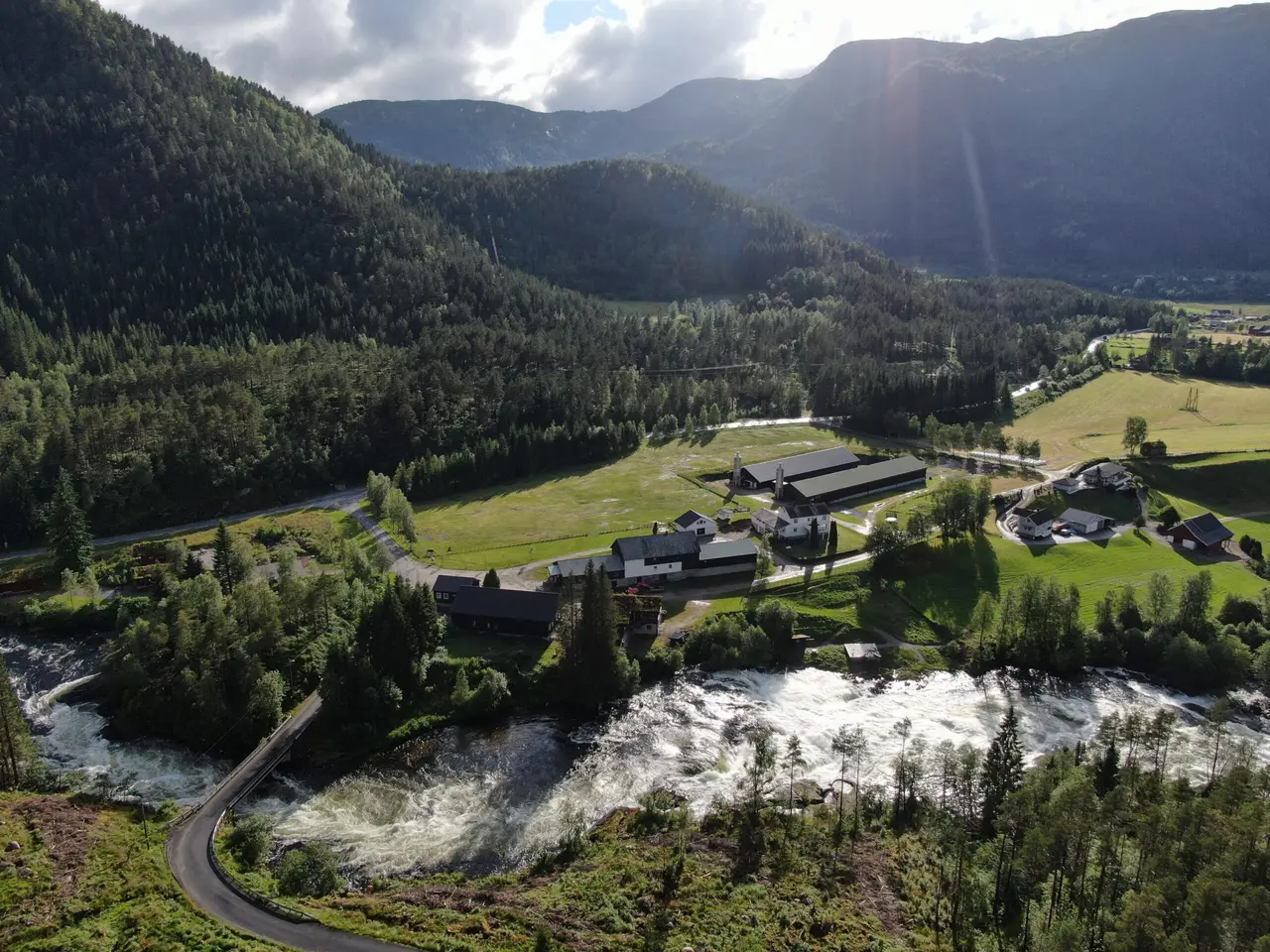 Døskeland and the falls in Gaula from the air