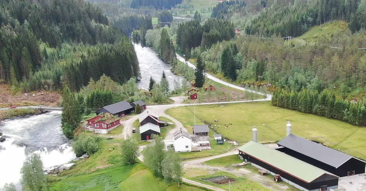 The farm and the falls in Gaula