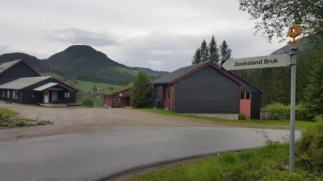 Innkjørselen til Døskeland Bruk